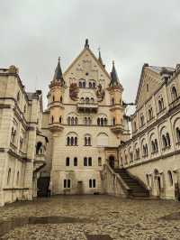 Straight out of a fairytale — welcome to Schloss Neuschwanstein 🏰✨