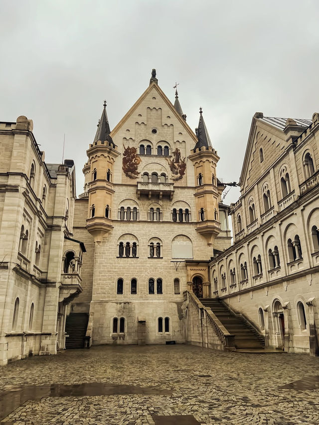 Straight out of a fairytale — welcome to Schloss Neuschwanstein 🏰✨