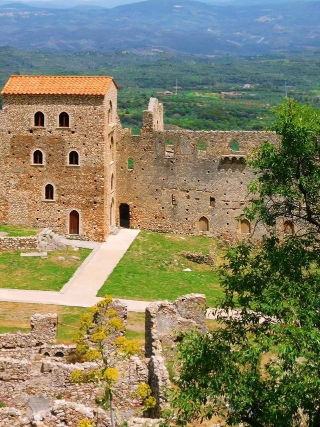🏰 Mystras – The Byzantine Ghost City of the Peloponnese