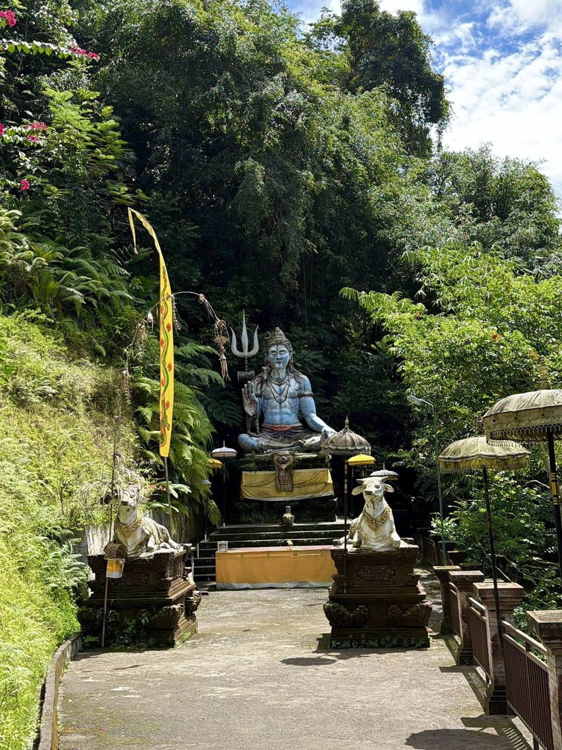 Bali adalah salah satu pulau tercantik di dunia, tempat terasering sawah berdampingan dengan pura kuno, laut biru jernih bertemu hutan yang asri, serta atmosfer kedamaian dan spiritualitas yang terasa di setiap sudutnya. Dari pura bersejarah dan sawah yang hijau hingga beach club mewah dan yoga retreat — Bali memadukan tradisi dan pariwisata modern dengan cara yang unik.  Namun, agar perjalanan Anda tak terlupakan, ada beberapa hal penting yang perlu diketahui sebelumnya.
🛵 1. Mengendarai motor tanpa SIM
Ini adalah salah satu kesalahan paling umum dan berbahaya. Banyak turis menyewa motor karena dianggap mudah, namun akhirnya harus membayar mahal dengan kesehatan mereka. Kemacetan di Bali sangat parah, terutama di area Denpasar dan Kuta.  Banyak jalanan yang berpasir dan berdebu — bahkan pengendara berpengalaman pun bisa tergelincir di tikungan. Tanpa SIM, Anda juga tidak akan mendapatkan klaim asuransi jika terjadi kecelakaan — semua biaya pengobatan harus ditanggung sendiri.
🏥 2. Tidak membeli asuransi perjalanan
Bali mungkin terasa murah sampai akhirnya Anda harus masuk rumah sakit. Biaya perawatan patah tulang, operasi, atau evakuasi medis bisa mencapai puluhan ribu dolar. Simpan nomor darurat lokal di ponsel Anda: polisi — 110, ambulans — 118/119, serta kontak kedutaan negara Anda.  Asuransi wajib dibeli sebelum keberangkatan — asuransi tidak akan menanggung kejadian yang sudah terjadi.
☀️ 3. Tidak memakai pelindung matahari
Bali terletak hampir di garis khatulistiwa, sehingga sinar mataharinya sangat menyengat — bahkan saat mendung. Banyak turis ingin berjemur, tapi di hari pertama justru mengalami luka bakar matahari (sunburn) parah yang merusak seluruh rencana liburan. Sunscreen dengan SPF tinggi adalah barang wajib di tas, selain topi dan kacamata hitam.  Gunakan kembali setiap dua jam, terutama setelah berenang.
🦟 4. Lupa melindungi diri dari nyamuk Demam Berdarah (DBD)
Demam berdarah adalah ancaman nyata di Bali, dan belum ada vaksinnya. Nyamuk pembawa DBD aktif di siang hari — berbeda dengan nyamuk malaria yang menggigit di malam hari. Banyak turis abai memakai lotion anti-nyamuk karena mengira nyamuk hanya muncul di malam hari. Memakai celana katun yang ringan tidak hanya sopan saat masuk ke pura, tapi juga membantu melindungi dari gigitan nyamuk di siang hari.  Gunakan repellent yang mengandung DEET sangatlah penting.
🚰 5. Minum air keran
Air keran di Bali tidak aman untuk diminum — aturan ini tidak ada pengecualian. Banyak turis yang lalai dan akhirnya harus menghabiskan waktu liburan di dalam kamar karena sakit perut. Belilah air mineral kemasan, gunakan juga untuk menyikat gigi, dan pastikan es batu dalam minuman berasal dari air yang sudah difiltrasi. Sebagian besar kafe dan restoran biasanya aman, namun waspadalah saat jajan di warung pinggir jalan.
Kesimpulan utama: Bali adalah pulau yang menakjubkan, namun persiapan adalah kunci. Asuransi, lotion anti-nyamuk, tabir surya, dan kehati-hatian di jalan akan mengubah potensi masalah menjadi perjalanan yang tak terlupakan. 🌴