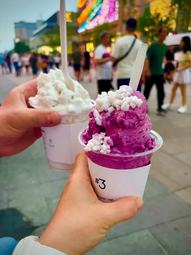 北京の王府井通りで売っている美味しいアイスクリーム