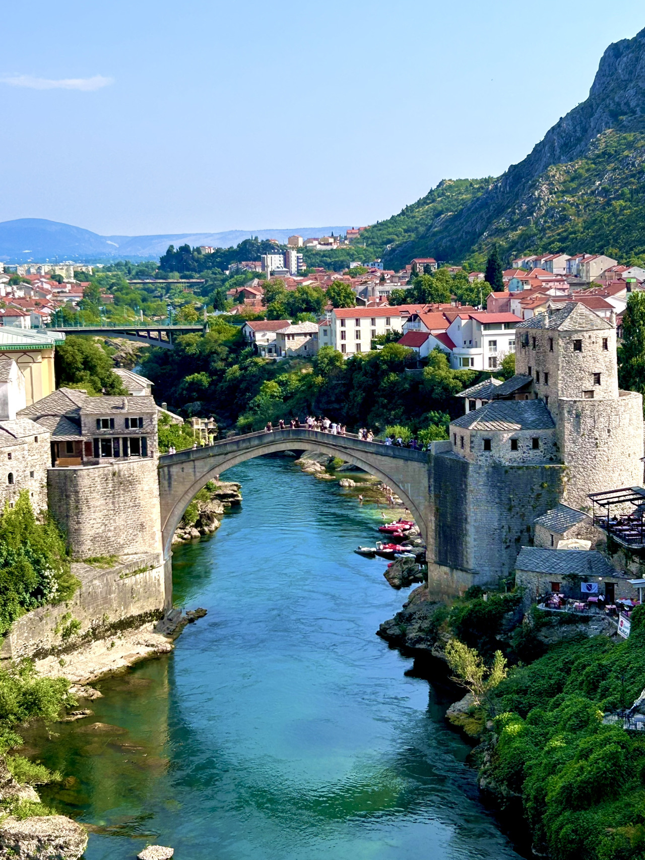 Thành phố Mostar ở Bosnia và Herzegovina không chỉ đơn thuần là một thành phố; đó là một lịch sử sống động được khắc ghi trên đá. Biểu tượng chính của nó, cây cầu cổ, đã sống sót qua sự tàn phá và tái sinh, trở thành một ví dụ về sự kiên cường và hòa giải.

Cái tên "Mostar" bắt nguồn từ từ "mostari," có nghĩa là "người canh gác cầu." Thành phố trải dài dọc theo cả hai bờ sông Neretva màu ngọc bích và là nơi giao thoa của các nền văn hóa và tôn giáo trong nhiều thế kỷ. Bờ tây trước đây là nơi sinh sống của người Croatia theo đạo Công giáo, trong khi bờ đông là nơi sinh sống của người Bosnia theo đạo Hồi.

Cầu Cổ (Stari Most) được xây dựng vào năm 1566 theo lệnh của Sultan Ottoman Suleiman Đại đế. Kiến trúc sư Mimar Hajruddin đã tạo ra một kiệt tác—một vòm đá cao 30 mét, mà những người đương thời ví như một cầu vồng vươn tới bầu trời.

Bi kịch năm 1993: Trong Chiến tranh Bosnia, vào ngày 9 tháng 11 năm 1993, cây cầu đã bị phá hủy bởi pháo kích. Điều này trở thành biểu tượng cho sự chia cắt của thành phố từng thống nhất.

Sau chiến tranh, cộng đồng quốc tế, dưới sự dẫn đầu của UNESCO, đã chung tay xây dựng lại cây cầu. Các thợ lặn đã trục vớt hơn 250 mảnh đá nguyên bản từ đáy sông. Việc xây dựng được thực hiện bằng công nghệ cổ xưa của Đế chế Ottoman, và vào năm 2004, cây cầu đã được mở cửa trở lại như một bản sao chính xác của cây cầu tiền nhiệm, trở thành biểu tượng của sự hòa giải.

Tháp minaret của Nhà thờ Hồi giáo Koski Mehmed Pasha mang đến tầm nhìn toàn cảnh đẹp nhất về cây cầu và khu phố cổ.

#mostar #mostarbridge #bosniaandherzegovina #bosnia #bosniatravel #beautifuldestinations #beautifulplaces #europetrip #europetravel #beautifulviews