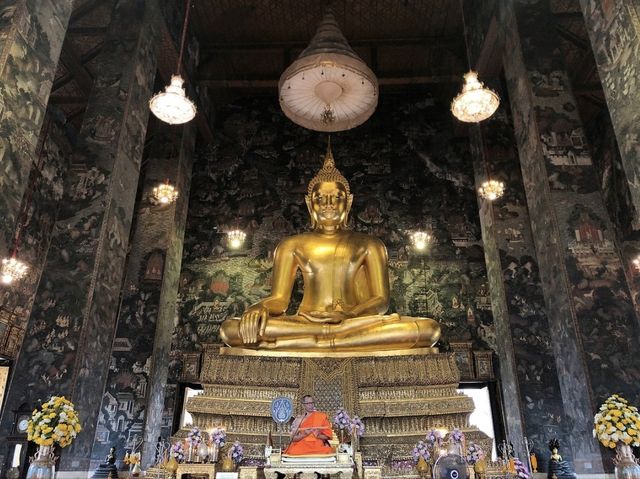 Unveiling Wat Suthat's Serene Grandeur! 🇹🇭