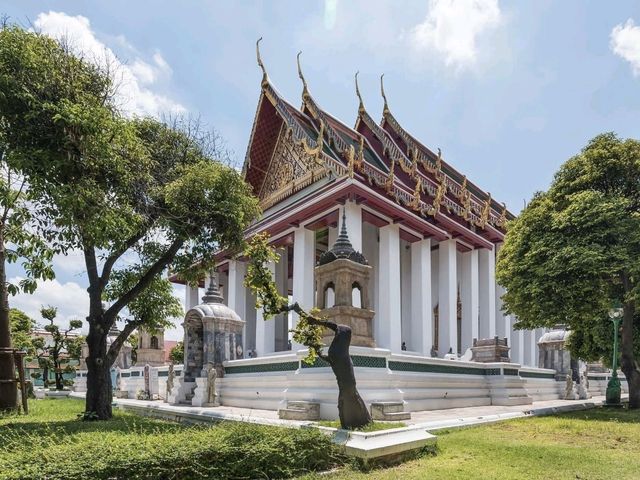 Unveiling Wat Suthat's Serene Grandeur! 🇹🇭