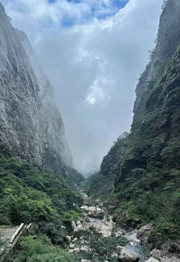 飛流直下三千尺，疑是銀河落九天——廬山｜Trip.com 廬山