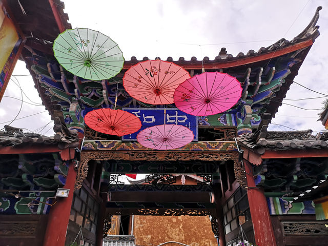 悠閒地漫步在束河古鎮