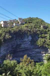 廣西棉花天坑上的懸崖酒店，仿佛空中樓閣