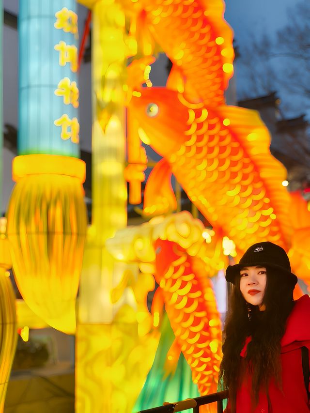 南京科舉博物館外亮燈啦，與小狀元合影拍照