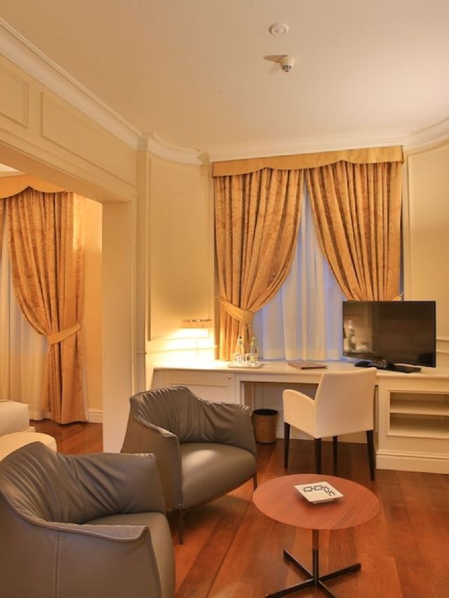 🌟 Modena's Marvel: Cozy Corners & Culinary Delights 🌟