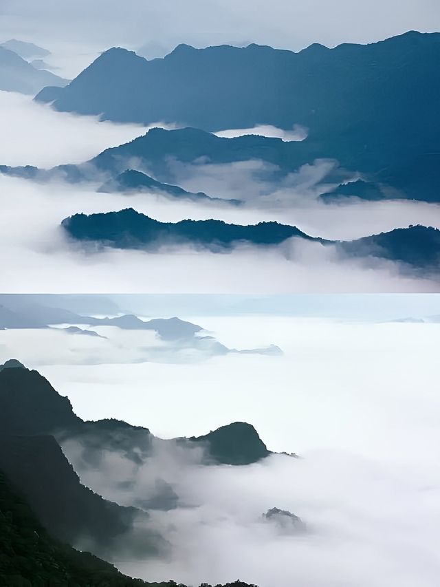 欲疏心中惆怅意，问道金顶塔云山