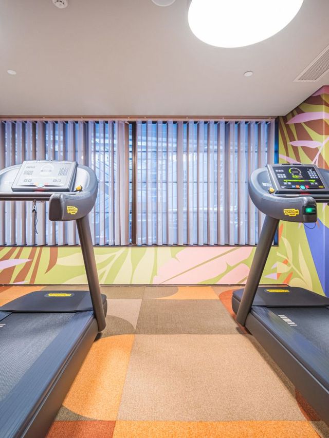 🍊🏨 Guangzhou's Orange Hotel: A Zesty Stay! 🌳