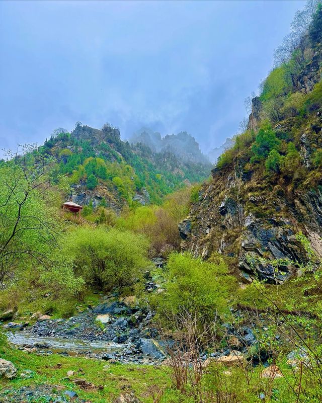 陡峭山壁中的察汗河。