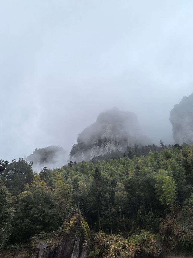 白岩山上白岩寺，立春時節春雨盛