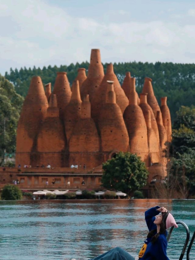 Dongfengyun" unique red brick buildings, beautiful and photogenic
