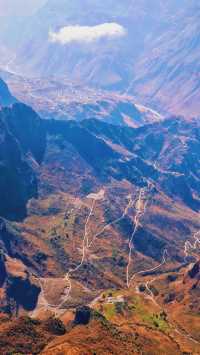 昭通有個奇特嘅地方，山巒景色秀麗，雲霞互相依偎