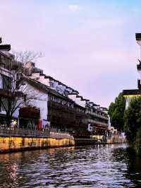 夕陽登畫舫，夜泊歸來已是燈火闌珊。