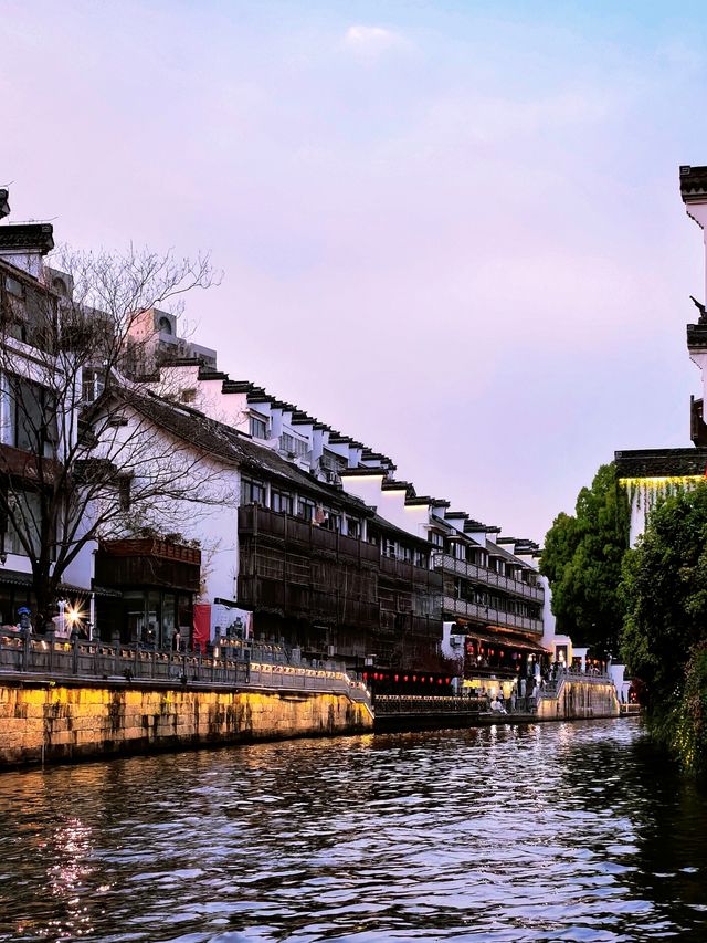 夕陽登畫舫，夜泊歸來已是燈火闌珊。