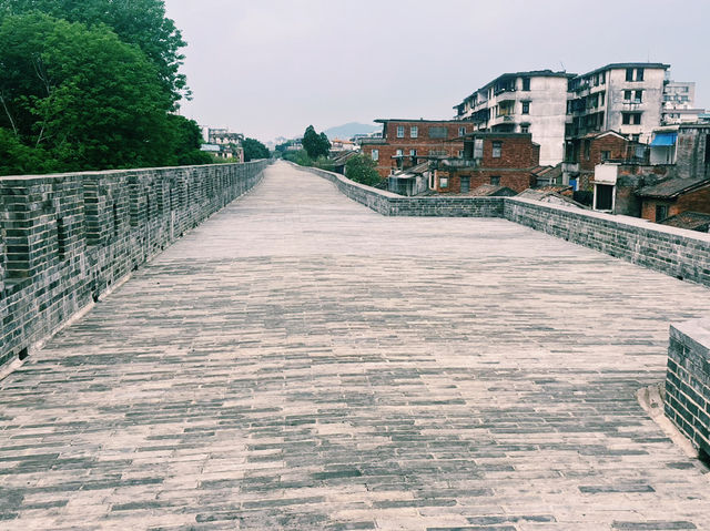 廣東省肇慶市文物古蹟景點：肇庆古城墙，適合觀光旅遊、度假休閒等！