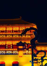 三門道前憶女皇，五鳳樓頭月如霜