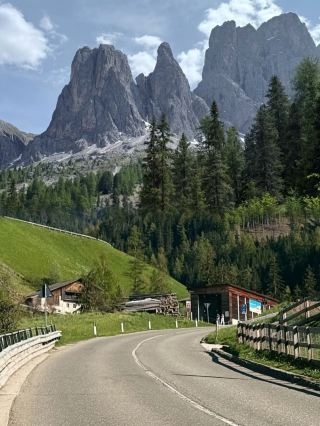 ‖Summer Paradise‖ Hiking Guide to the Dolomites' Alpine Lakes and Meadows