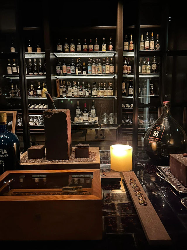 🍫香港瑰麗酒店DarkSide奇遇！獨自微醺竟收整盤巧克力，暖哭了～