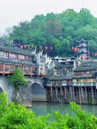 - 《鳳凰古城食住玩全攻略：帶你沉浸式體驗湘西風情》