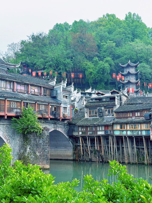- 《鳳凰古城食住玩全攻略：帶你沉浸式體驗湘西風情》