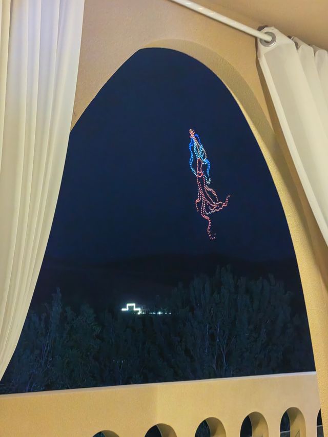 鳴沙山下，振揚客棧：枕沙望泉，夢迴敦煌