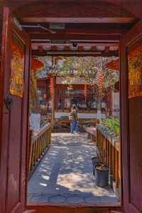 解鎖麗江古城日間玩法｜陽光穿過屋簷嘅瞬間美到喊