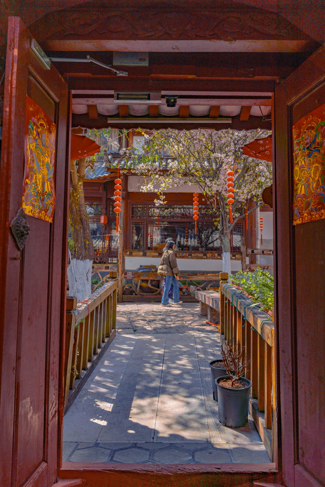 解鎖麗江古城日間玩法｜陽光穿過屋簷嘅瞬間美到喊