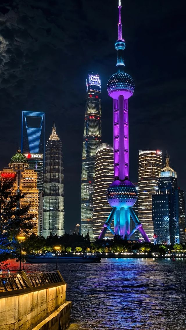 傍晚的外灘像被打翻的調色盤，天是漸層的橘粉