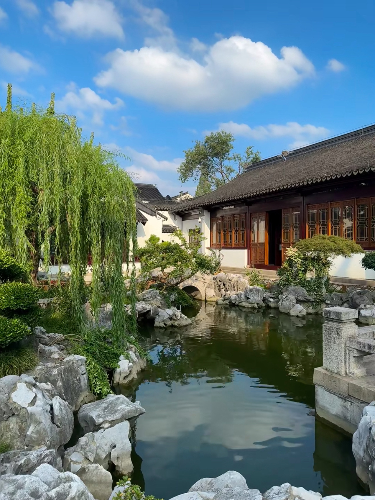 總要去趟蘇州吧！
吹一吹山塘街的晚風
看一看園林裡婉約與精緻
走一走平江路的青石板
逛一逛金雞湖的潋滟水色
感受姑蘇夏日的浪漫
這個暑假，我們來到了蘇州~
.
【路線安排】
✅DAY1：民宿—拙政園—蘇州博物館—網師園—平江路—山塘街
✅DAY2：虎丘山—華茂姑蘇里—園區天主教堂—金雞湖
1️⃣飯店
到達蘇州後的第1️⃣件事，便是直奔我在網上預訂的飯店辦理入住，飯店在觀前街裡，離各景點位置都很近，玩累了可以隨時回來休息；工作人員很熱情，服務周到，房間又大又乾淨，住起來敲舒心～飯店公區環境很奈斯，彷彿住進了自己的私家園林，古色古香的蘇式建築，拍照超出片。
2️⃣拙政園
建議早晨開門就衝，夏天荷花盛開很出片
3️⃣蘇州博物館
拙政園邊上，建築形制滿含江南特色（需提前一週預約）
4️⃣網師園
晴天的下午一定要去一趟網師園，水池邊看金光閃閃的牆面倒影，特別震撼
5️⃣平江路
水鄉韻味十足的老街區，可以去茶館坐坐，喝喝茶聽聽評彈
6️⃣山塘街
蘇州水鄉夜景天花板，絕對不能錯過
7️⃣虎丘山
夏季的虎丘山就是現實版綠野仙蹤
8️⃣華茂姑蘇里
「姑蘇」兩個字的大字牆就在這裡，可以來拍照
9️⃣園區天主教堂
哥特式教堂，落日時分超級浪漫
🔟金雞湖
晚上亮燈氛圍感好，適合漫步