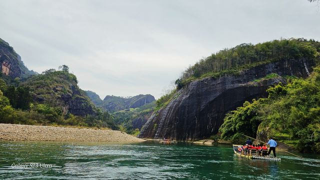 在武夷山竹筏上看盡九曲十八彎