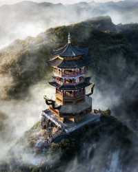 貴州：一半山水，一半人間  當雲霧漫過梵淨山的金頂，當梯田在水光中鋪展七彩畫卷，這片被稱作「山地公園