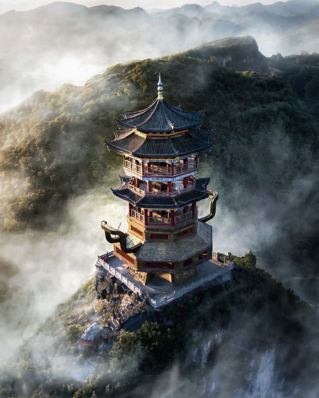 貴州：一半山水，一半人間  當雲霧漫過梵淨山的金頂，當梯田在水光中鋪展七彩畫卷，這片被稱作「山地公園