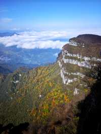 雲霧繚繞龍頭山