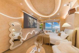 พักผ่อนในห้องพักวิวทะเลเหนือเมฆในเมืองเซียะเหมิน และสัมผัสความโรแมนติกผ่านหน้าต่างบานสูงจากพื้นจรดเพดาน