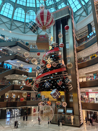 港匯広場の宙に浮かぶクリスマスツリー