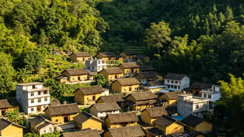 구름 안개 속의 숨겨진 전원 — traveler post in 러예