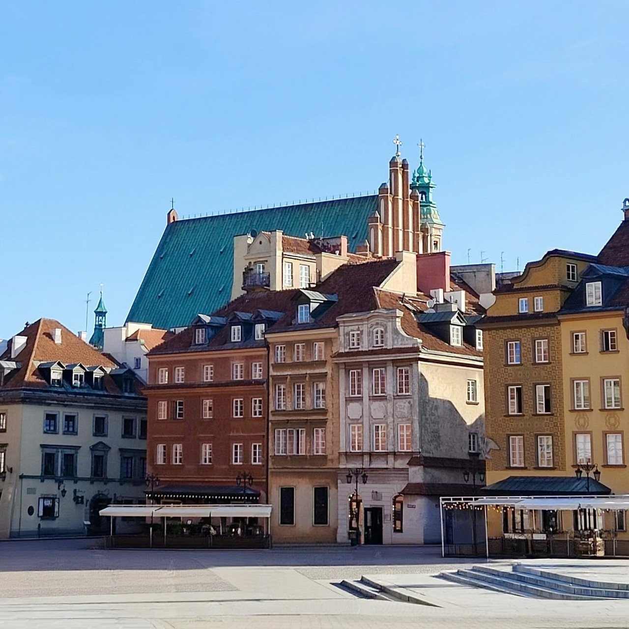 Slow Traveling: Warsaw Old Town Square — Healing Slow Travel in Europe’s Most Resilient Old Town