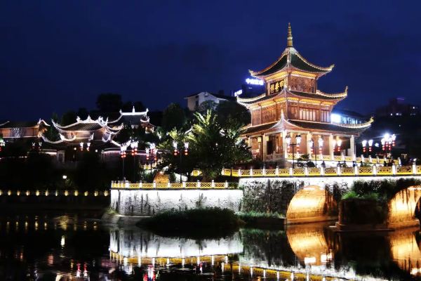 Guiyang is best explored at a leisurely pace. You can have a comfortable trip without rushing. The city is compact, and the subway, taxis, and buses cover the main areas. The old town, Huaxi, 