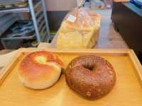 呢度每一款麵包同Bagel 都係自家烘焙，除左口感出色之外，佢地既Bagel 口味選擇又夠多，咸同甜都有供應，岩哂唔同既朋友仔～
