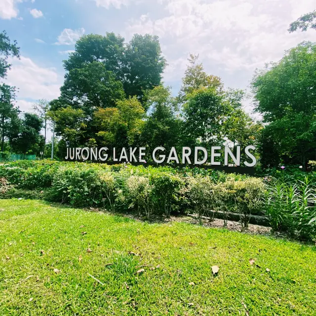 Bask in nature at Jurong Lake Gardens !