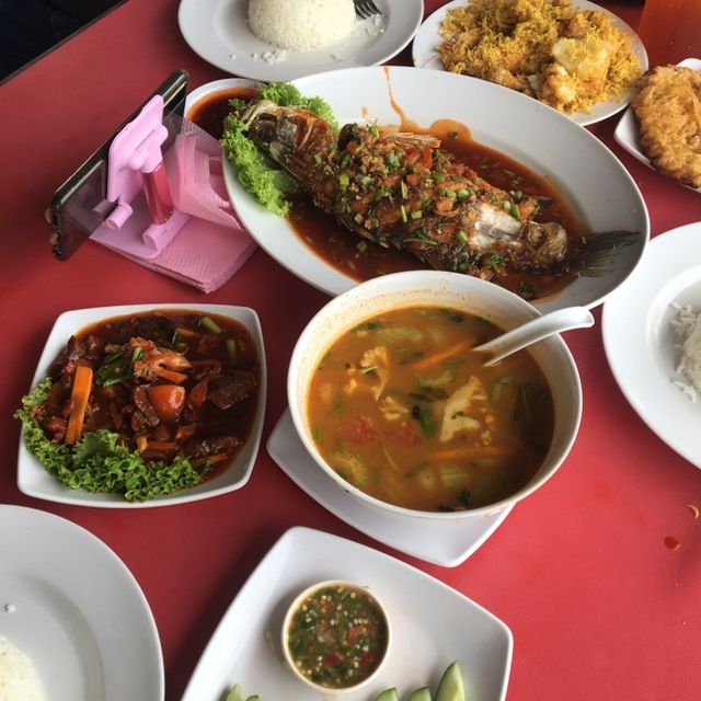Delicious seafood, extraordinary beach view!