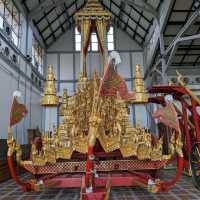 バンコク国立博物館は、タイの国史を知る事の出来るタイ最大の博物館で、水曜と木曜は無料で日本人ガイドが案内してくれる。