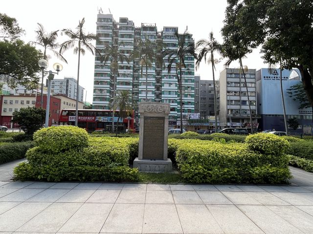 宋皇臺遊覽重點：刻有「宋王臺」三個大字的石碑
