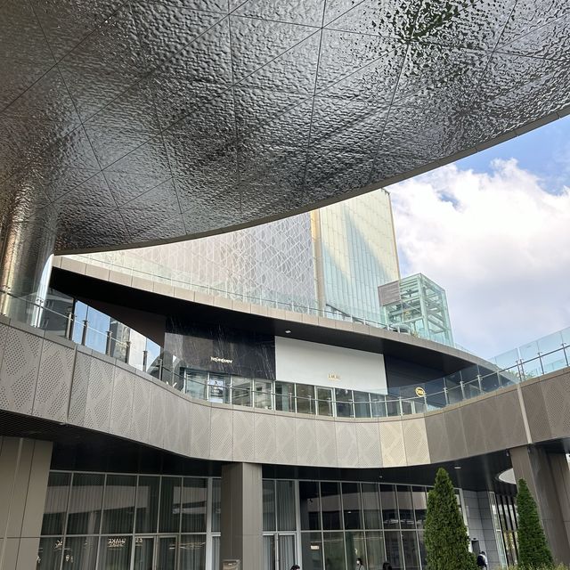 동탄 롯데백화점, 볼거리가 풍성하고 세련된 백화점