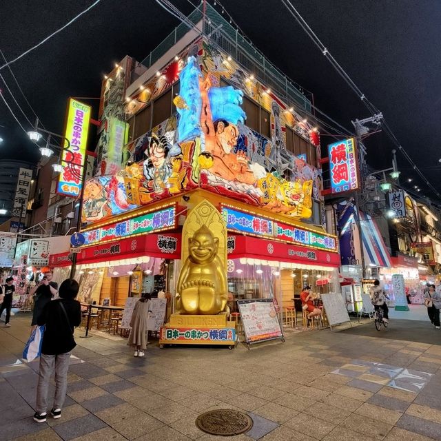 晚上燈光閃閃的大阪通天閣