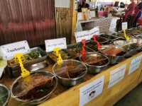 บุฟเฟ่ตข้าวแกงมีกับข้าวให้เลือกกว่า100อย่าง !!