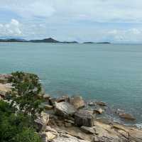 จุดชมวิว ลาดเกาะ โขดหินและทะเลสวยงาม